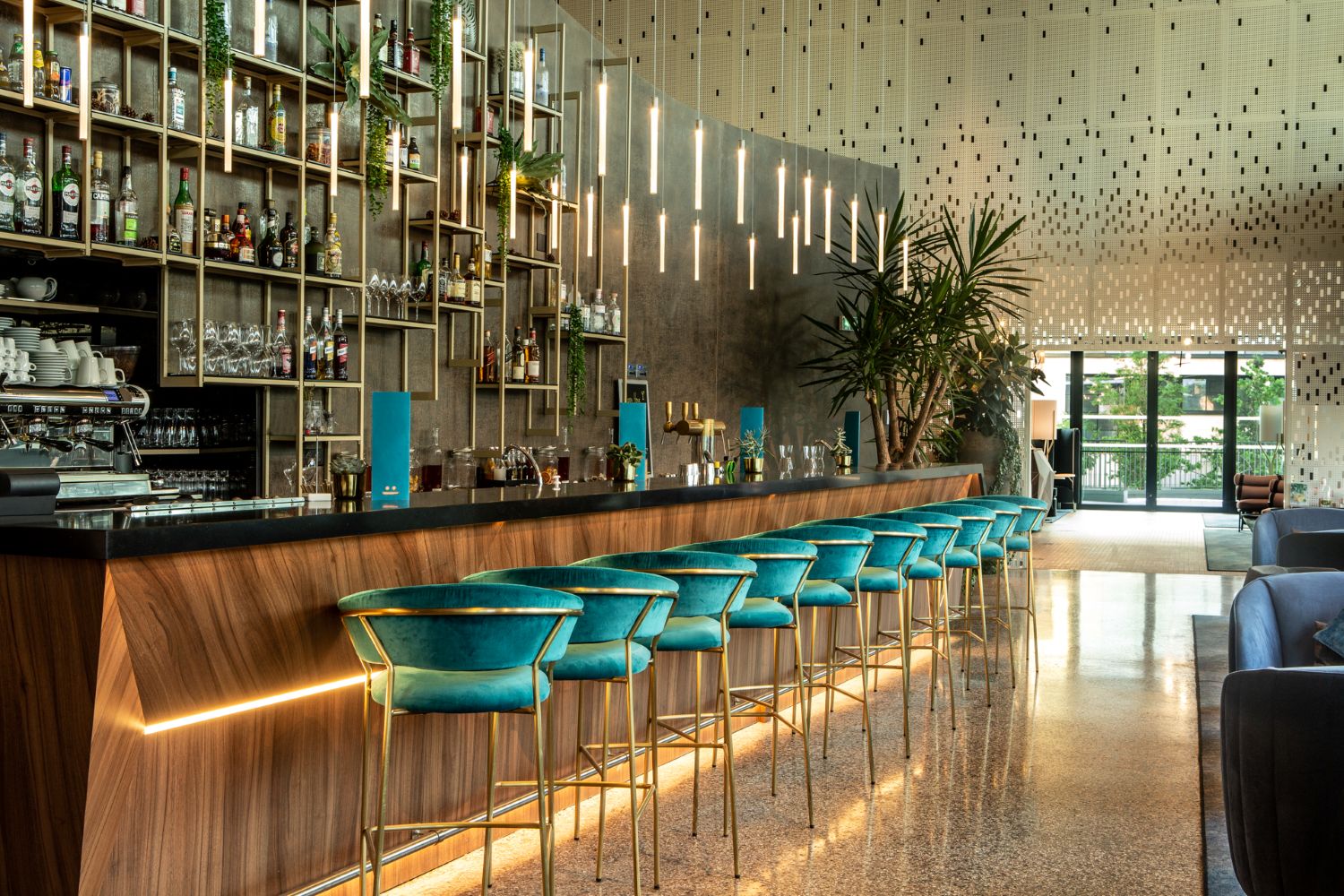 Bar lounge design du Crowne Plaza Nice Grand Arenaspour afterwork d’entreprise