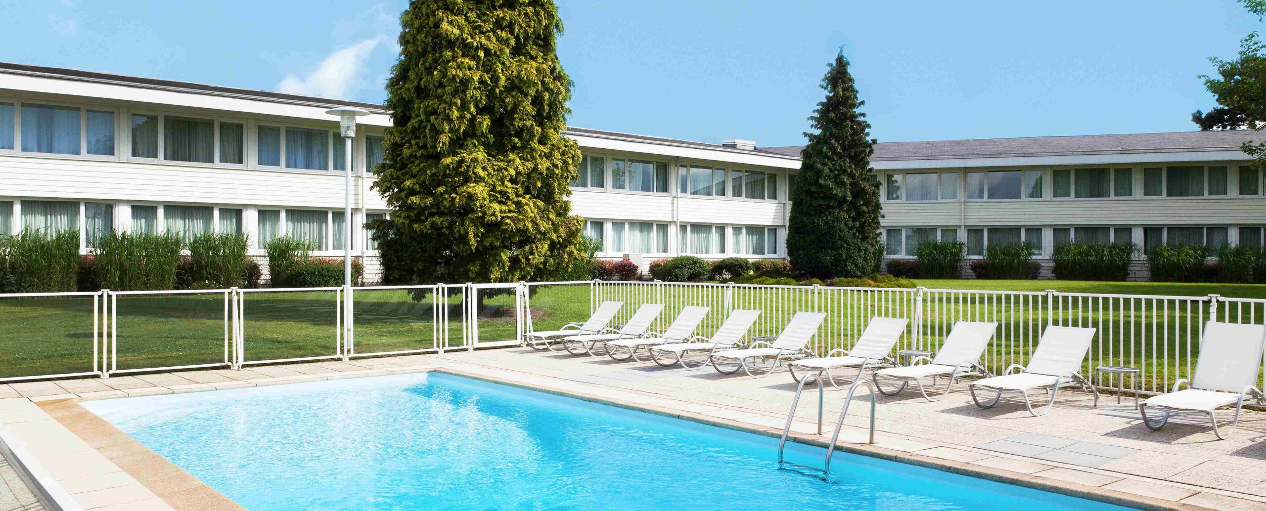 Piscine extérieure du Novotel Lille Aéroport