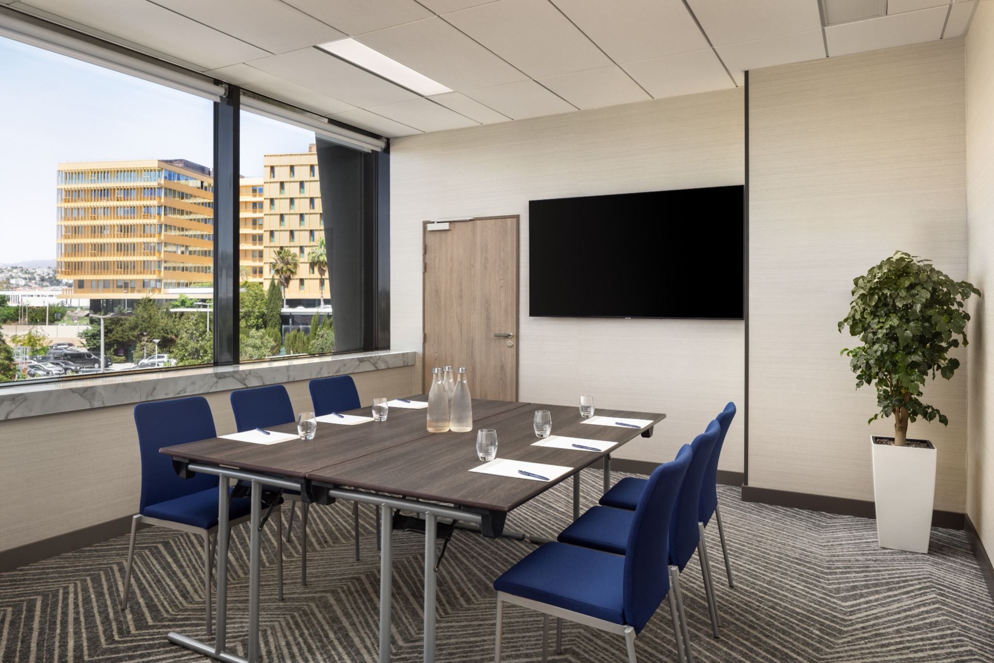 Salle de travail avec écran au Sheraton Nice