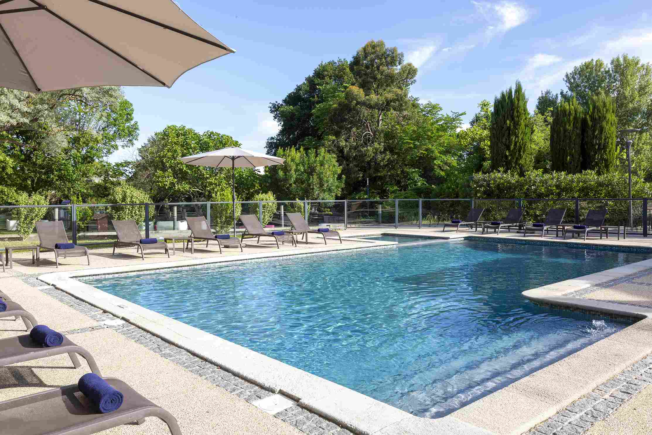 Piscine et parc – Domaine de la Petite Isle