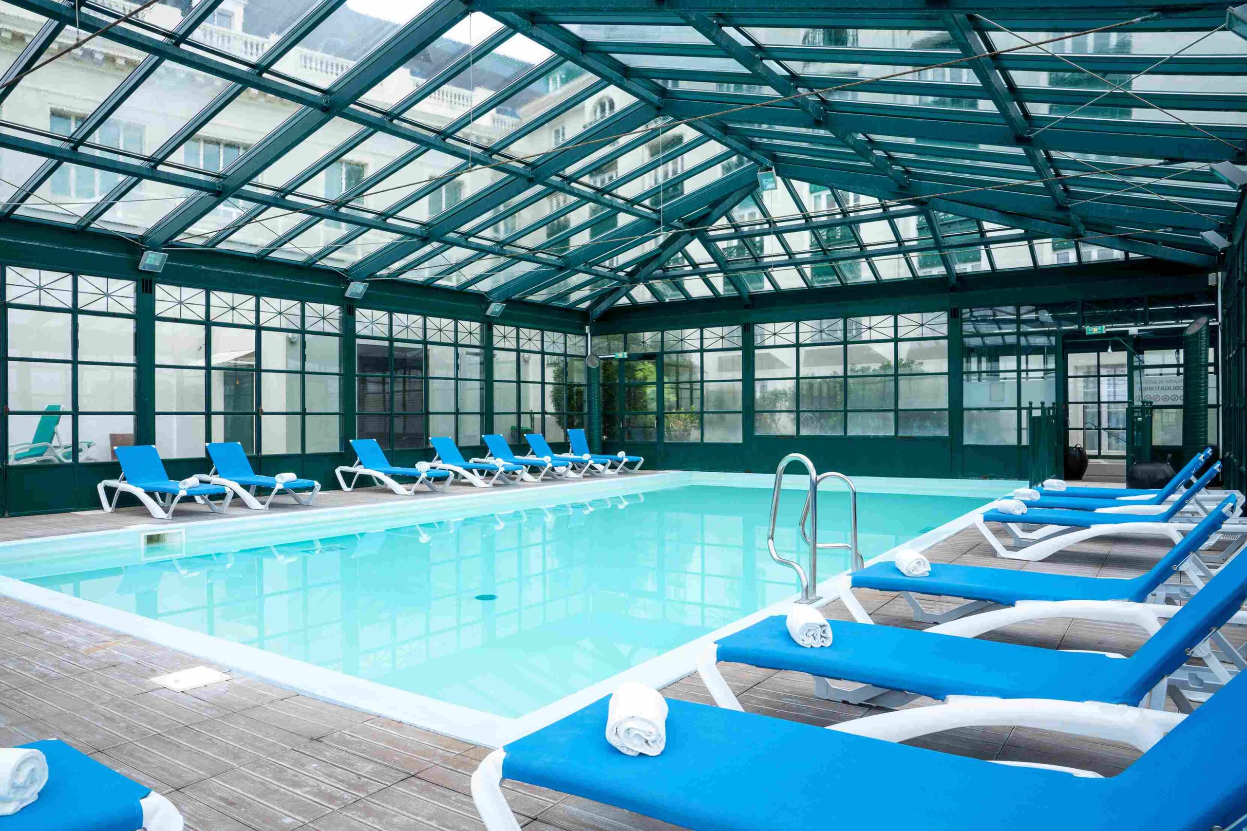 Piscine intérieure Sowell Hôtels Le Beach