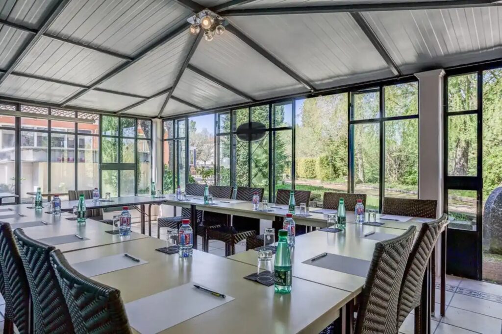 Salle de réunion ouverte sur l’extérieur.