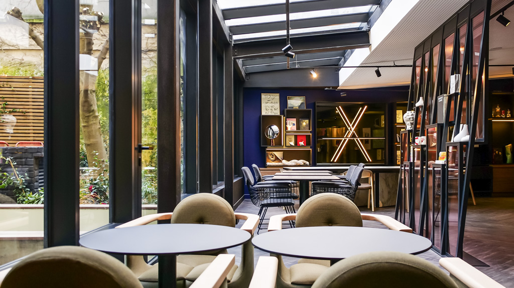 Terrasse moderne de l’Hôtel Tribe Paris Batignolles