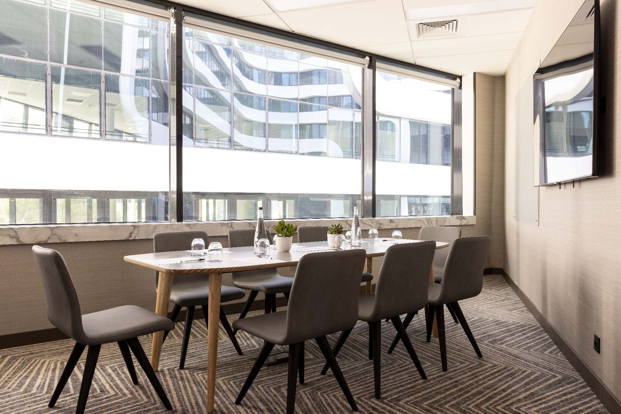 Salle de réunion avec grandes baies vitrées au Sheraton Nice