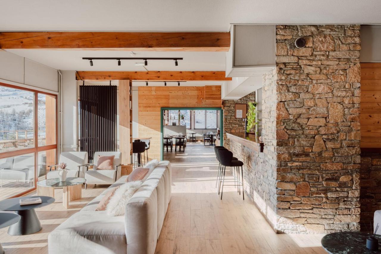 Intérieur lumineux avec bar à l’Alpeen Hotel – Les Belleville