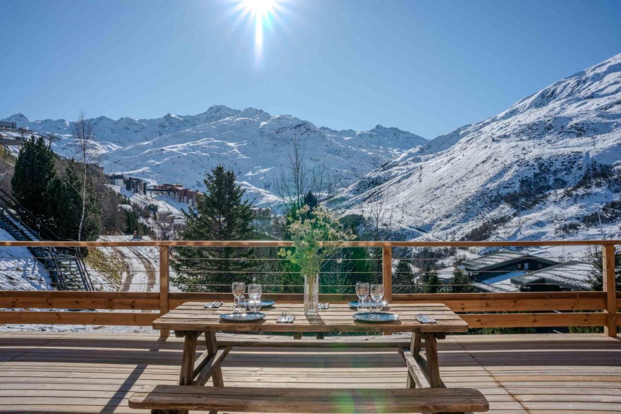 Terrasse ensoleillée avec vue sur les montagnes à l’Alpeen Hotel