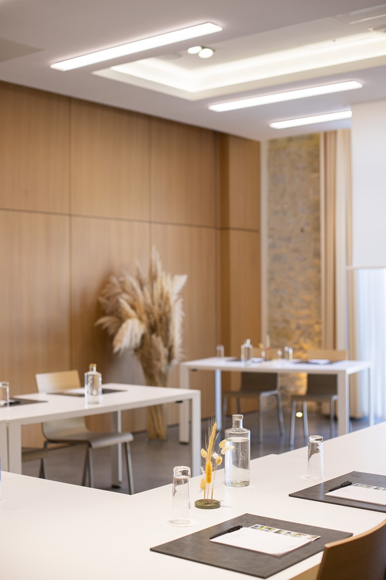 Salle de réunion moderne et lumineuse au Domaine de Verchant