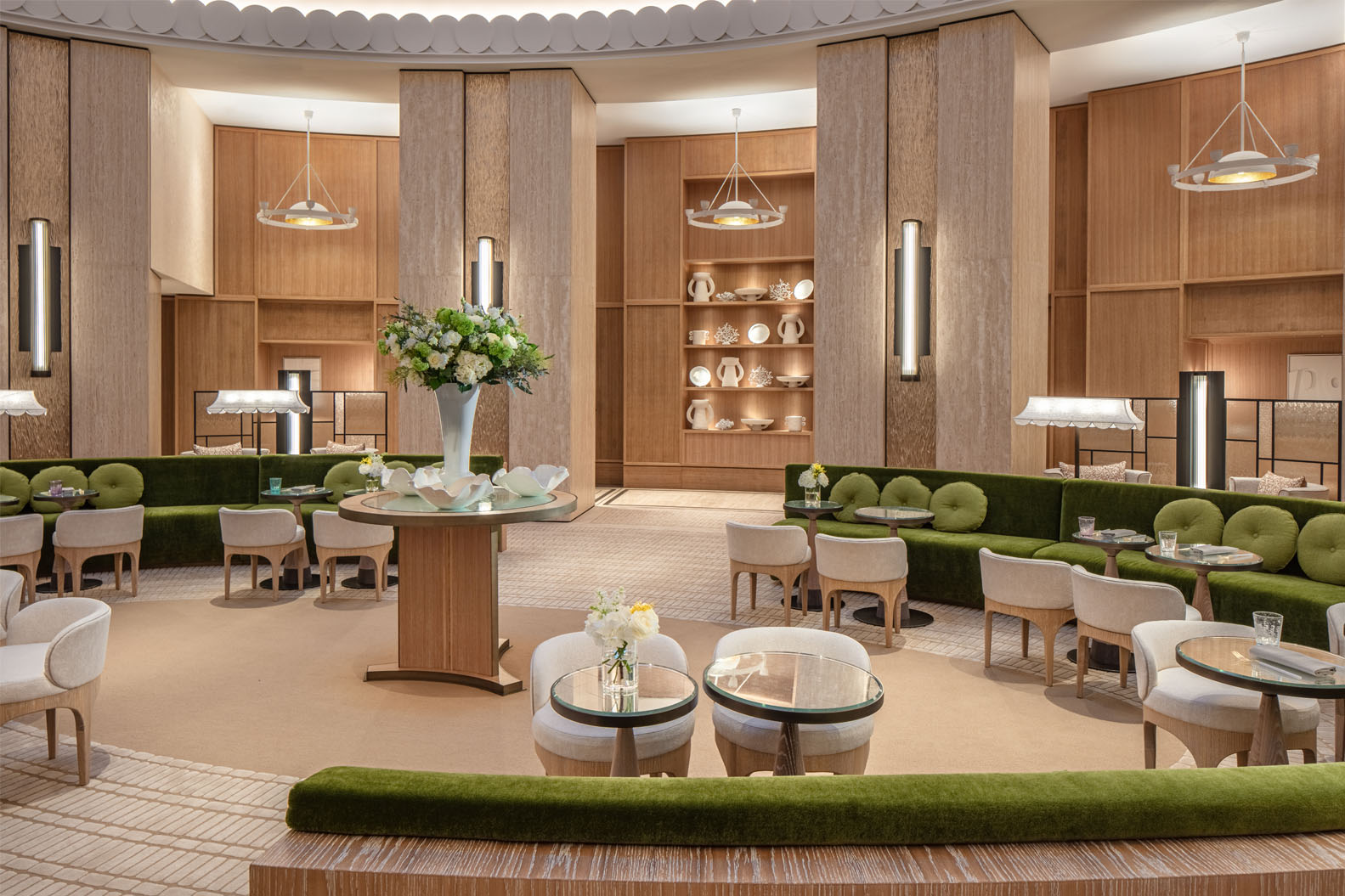 Salle de restaurant chic à l’Anantara Plaza Nice Hotel