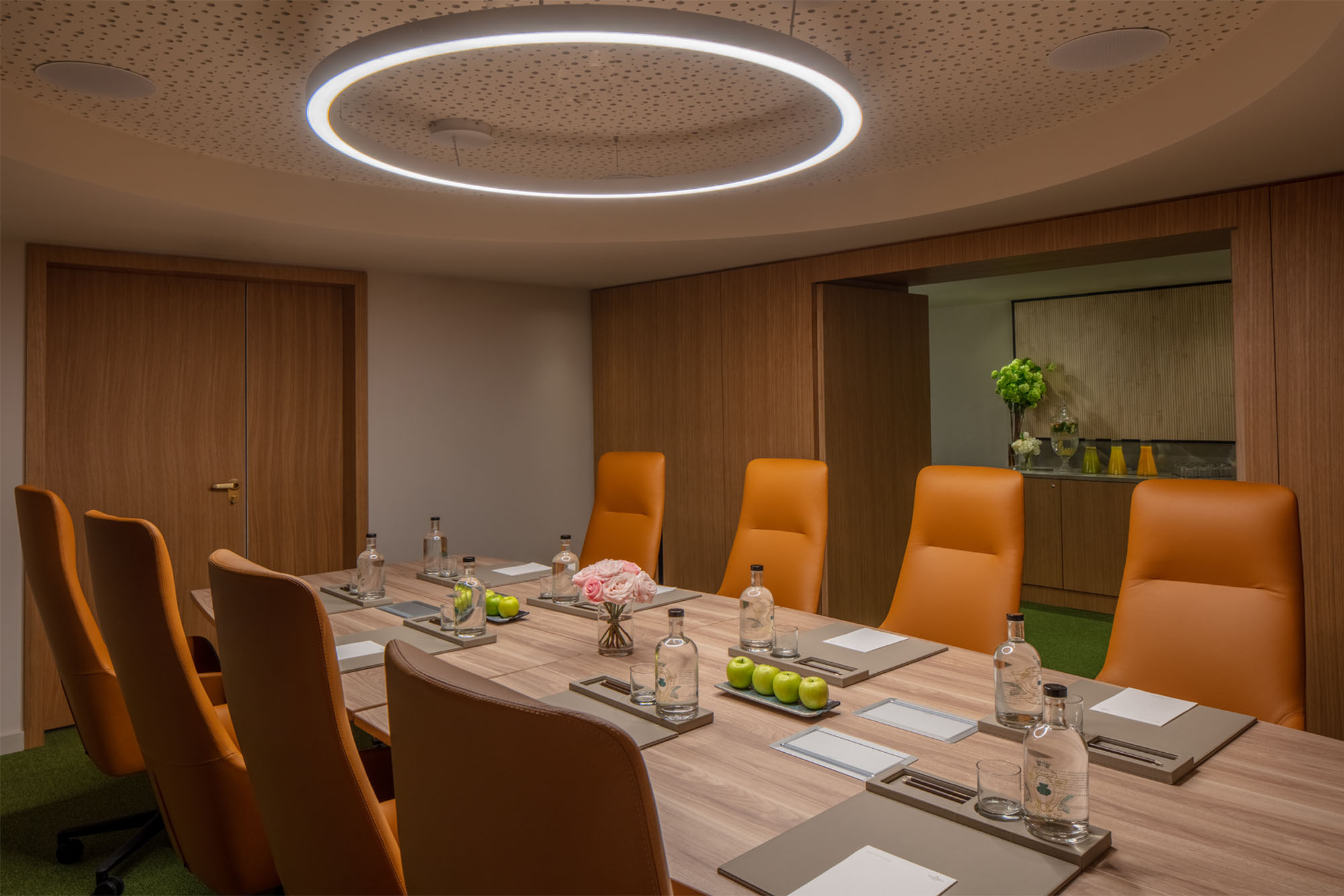 Salle de réunion moderne à l’Anantara Plaza Nice Hotel