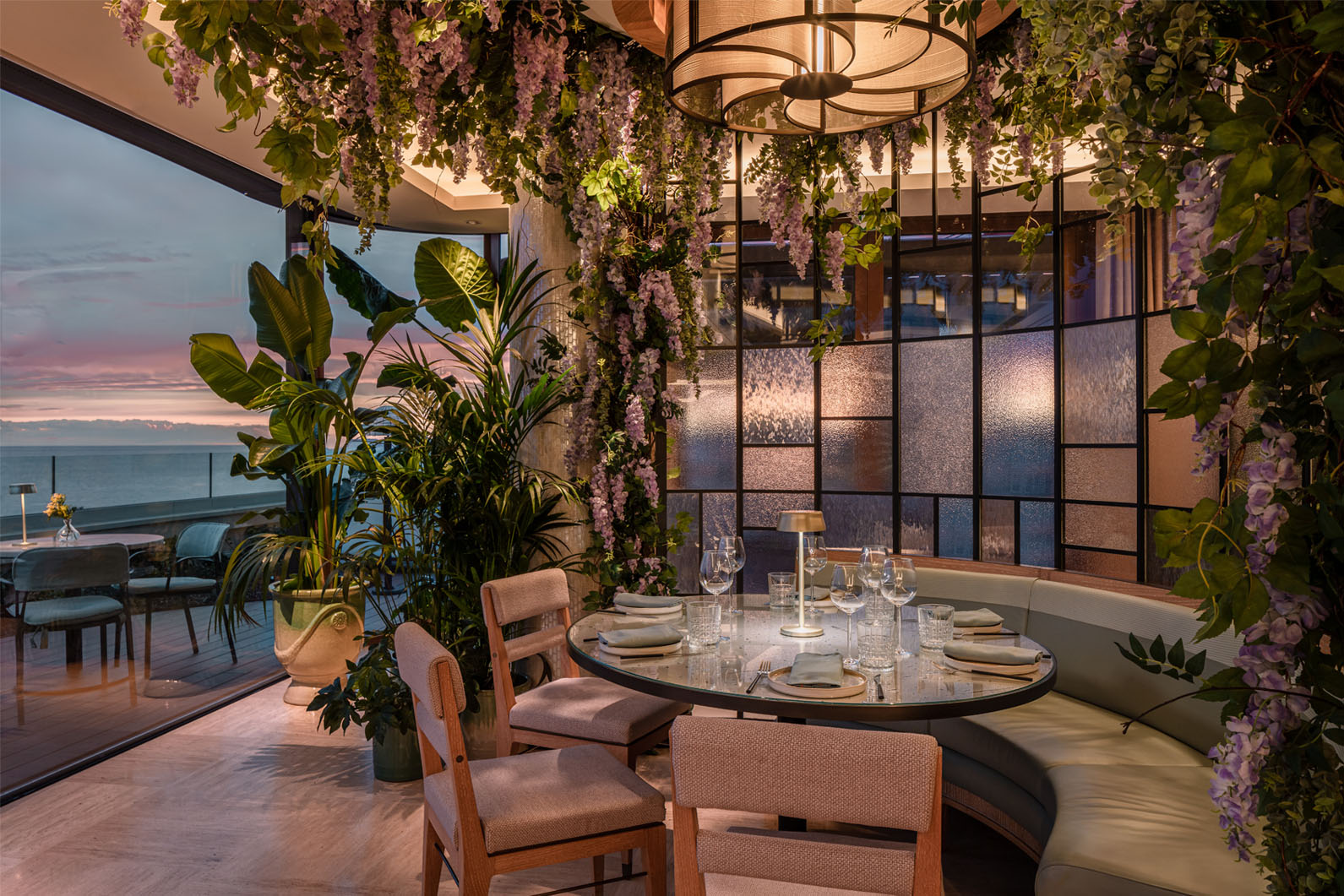 Salle de restaurant chic à l’Anantara Plaza Nice Hotel