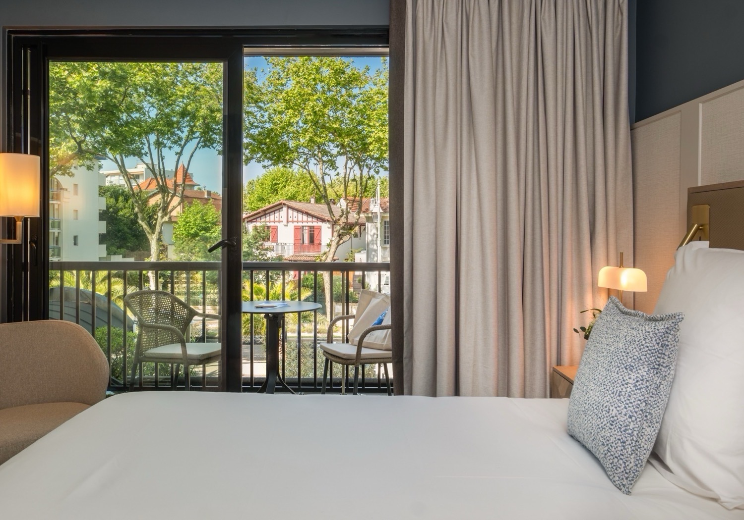 Chambre lumineuse avec balcon à l’Hotel Arcanse Arcachon
