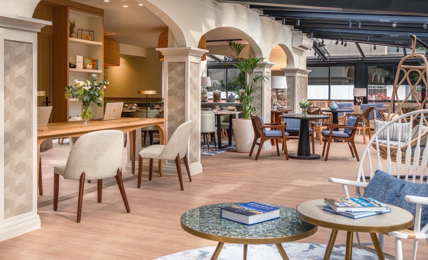 Lobby lumineux et convivial de l’Hôtel Arcancse Arcachon