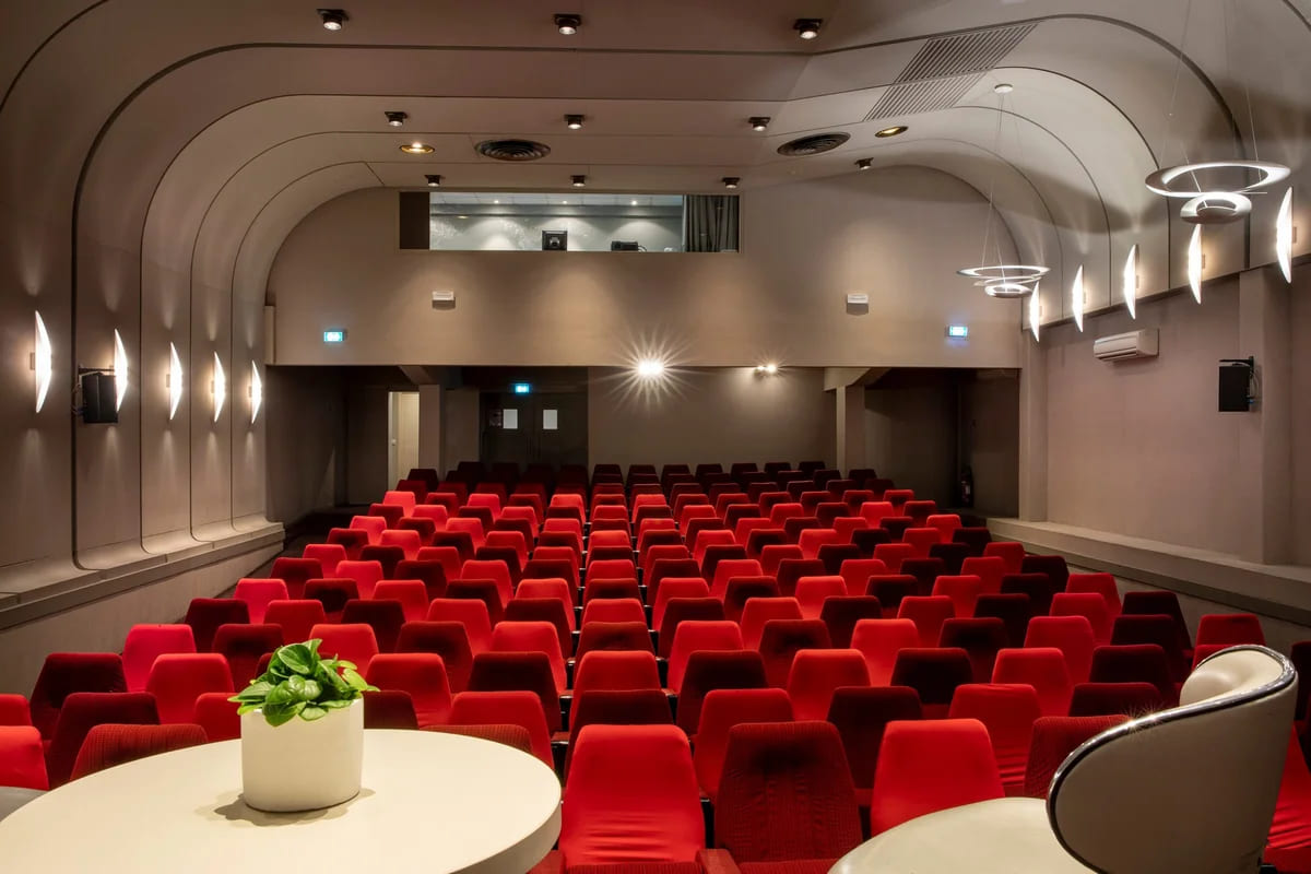 Salle de conférence avec fauteuils rouges Hôtel du Port