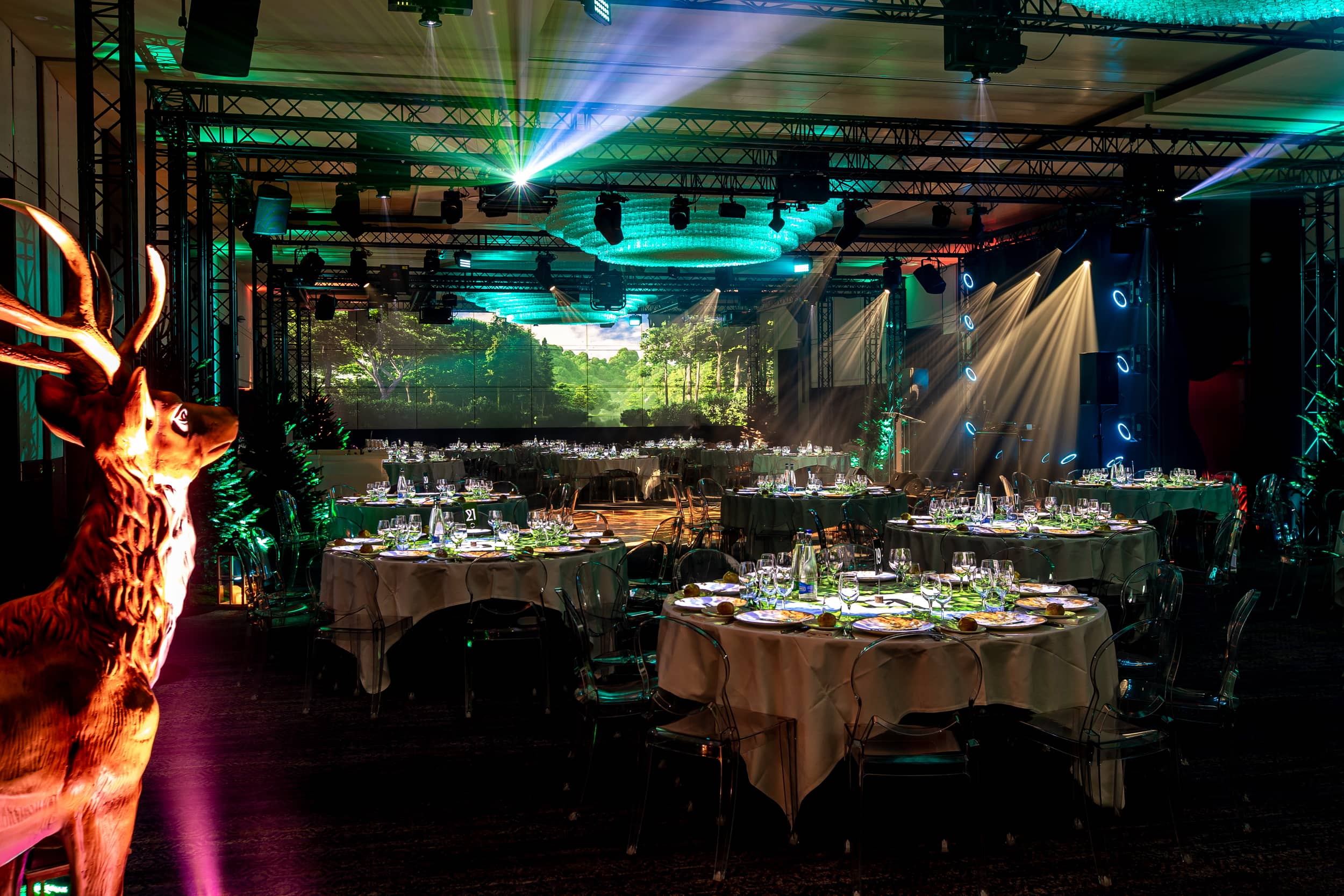 Salle de réception décorée pour un événement au Crowne Plaza Geneva