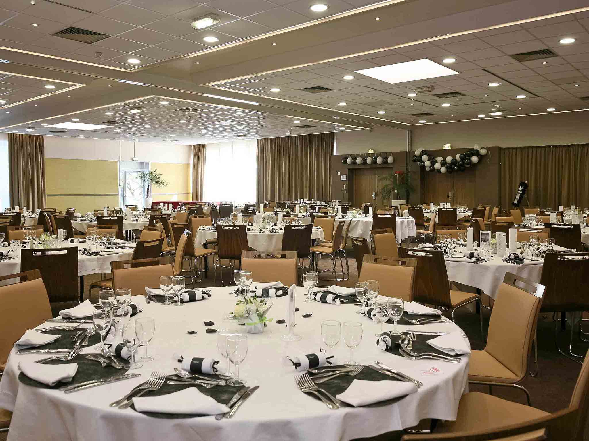 Séminaires Business Events vous présente un banquet dans une salle en intérieure