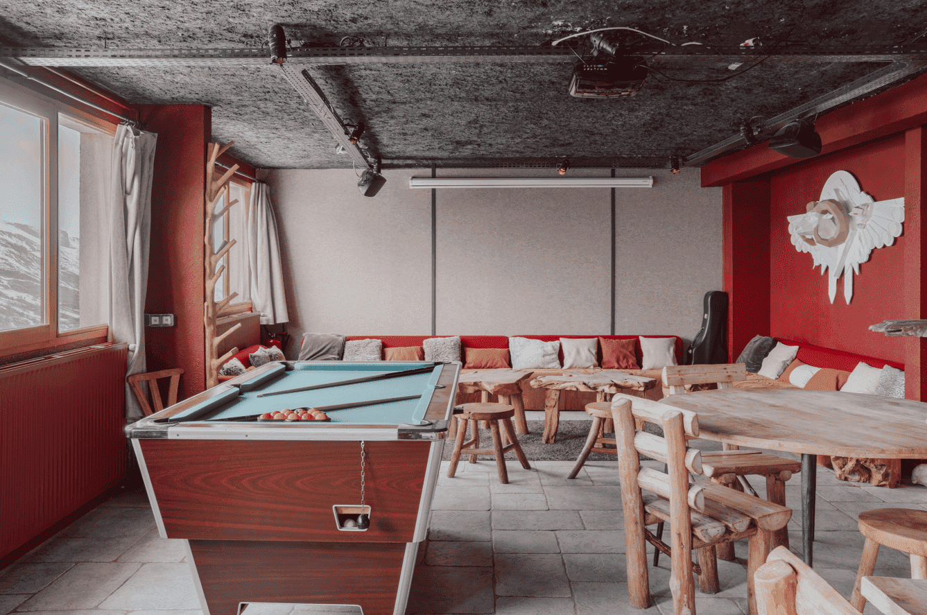 Bar et salle de billard à l’Alpeen Hotel – Les Belleville