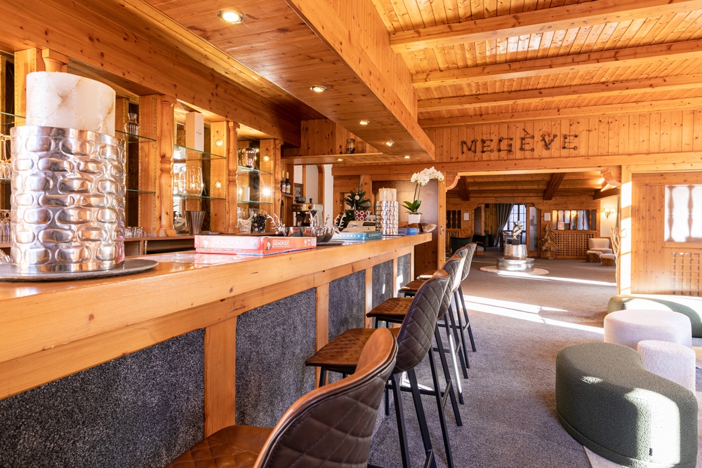 Bar en bois cosy et chaleureux au Chalet d’Antoine