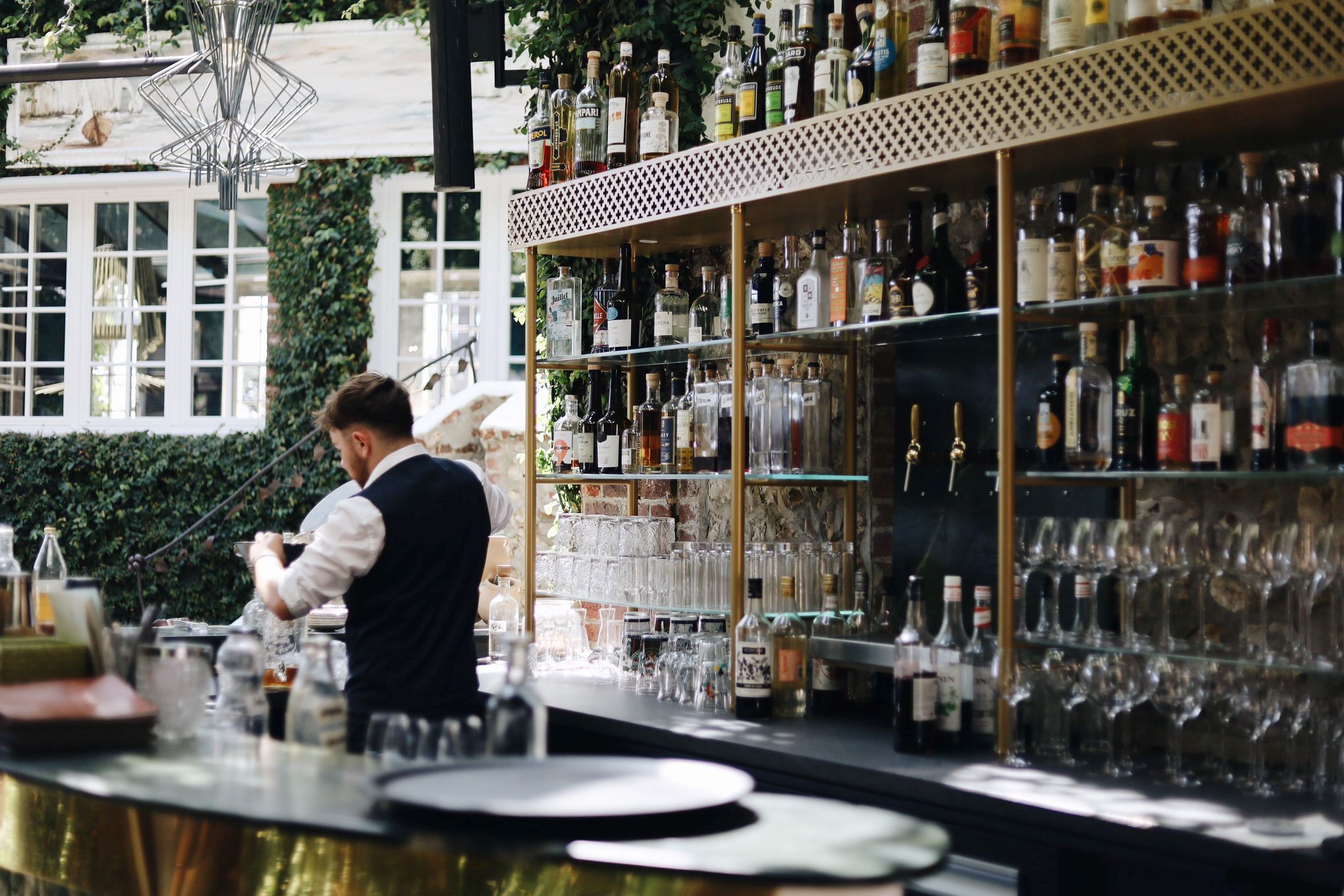 Barman préparant un cocktail au bar du Domaine Saint-Clair