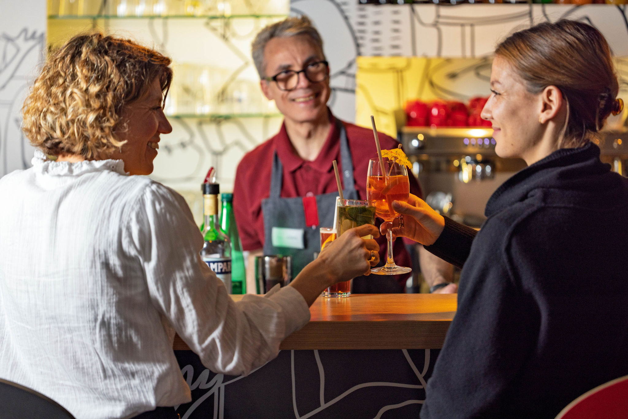 Clients partageant un verre au bar de l’Hôtel Ibis Toulon La Valette