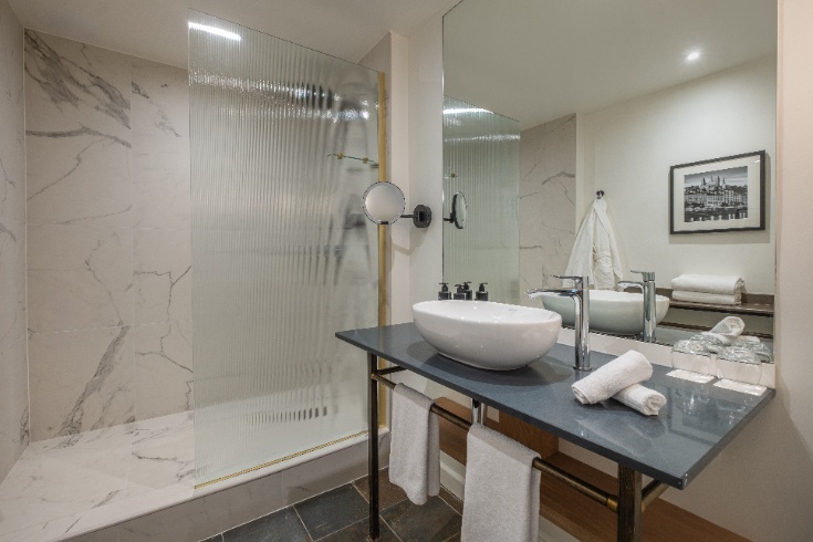 Salle de bain moderne avec vasque et douche à La Cour des Loges