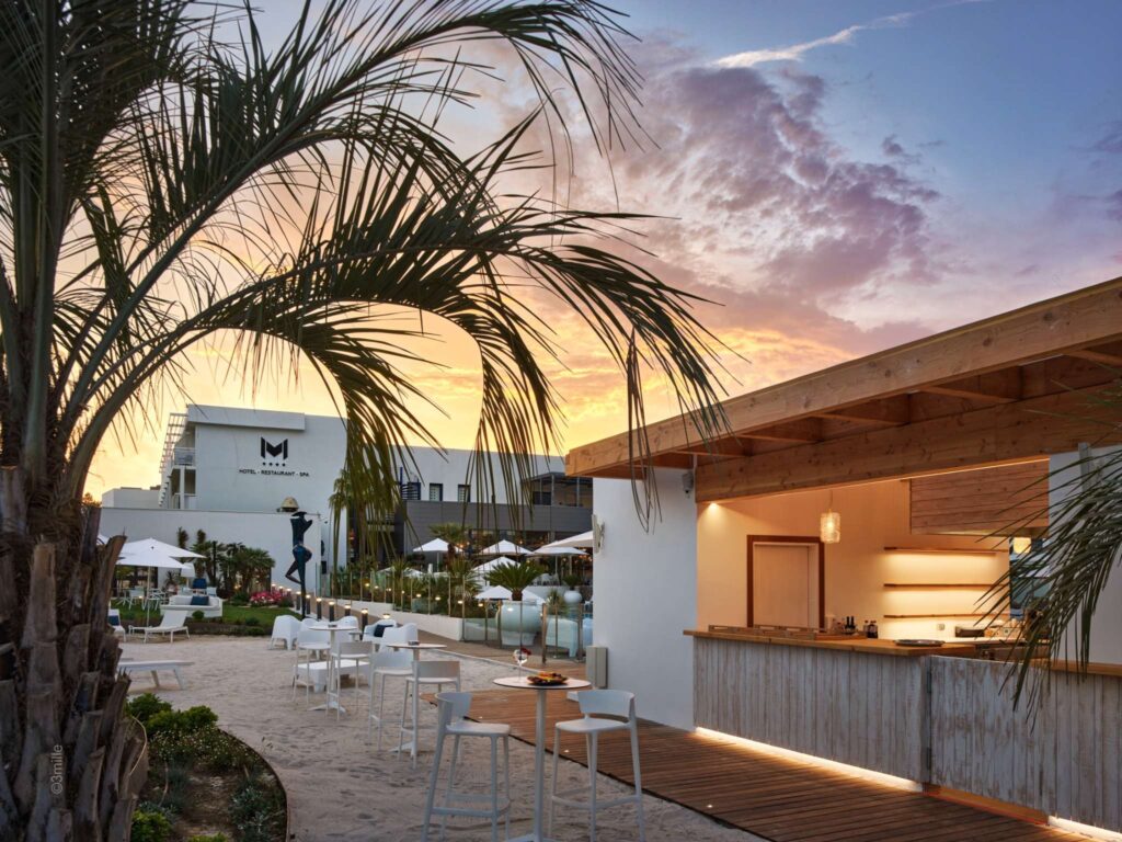 Terrasse lumineuse pour des moments conviviaux.