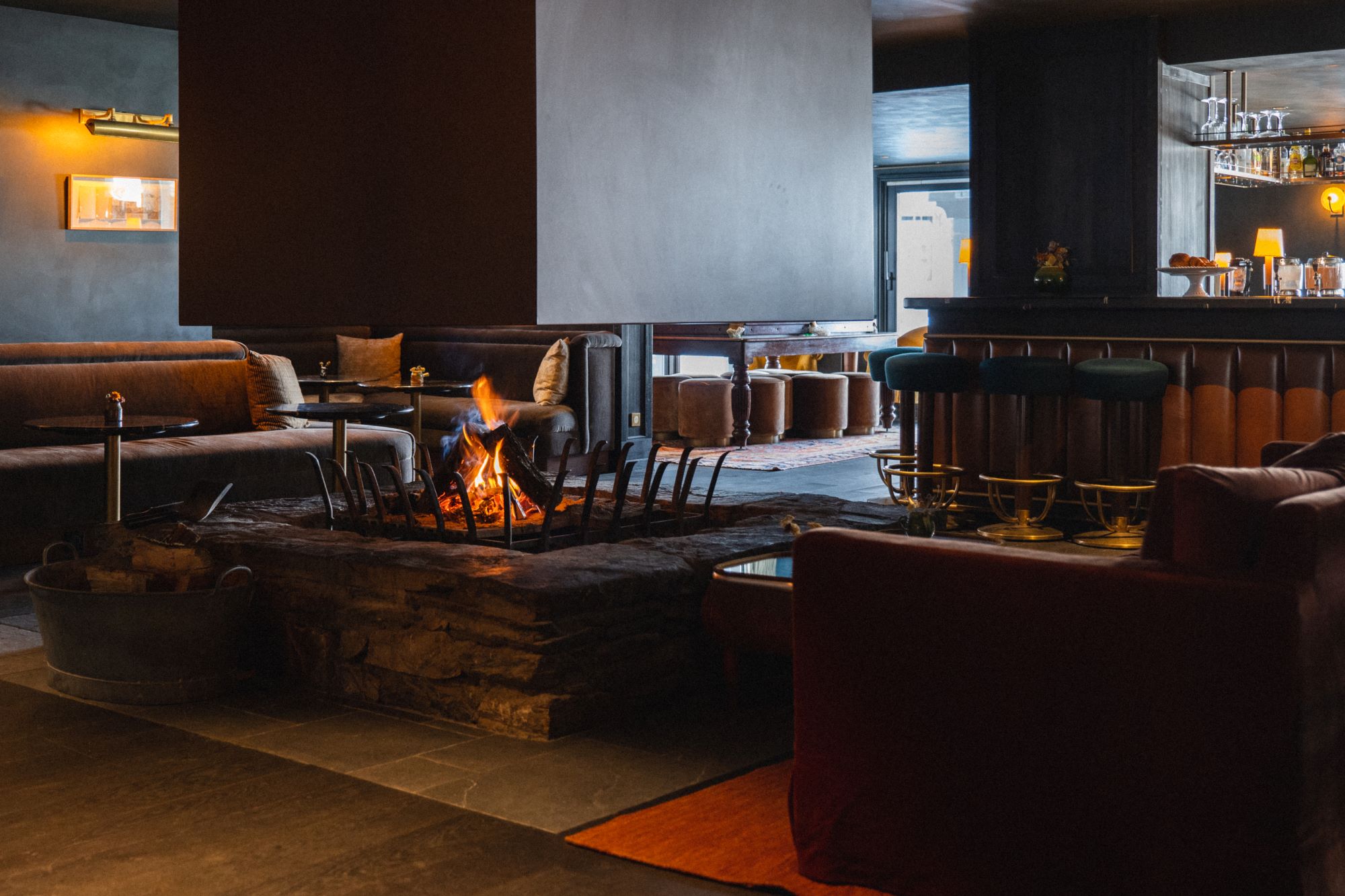 Salon lounge avec cheminée au Fitz Roy