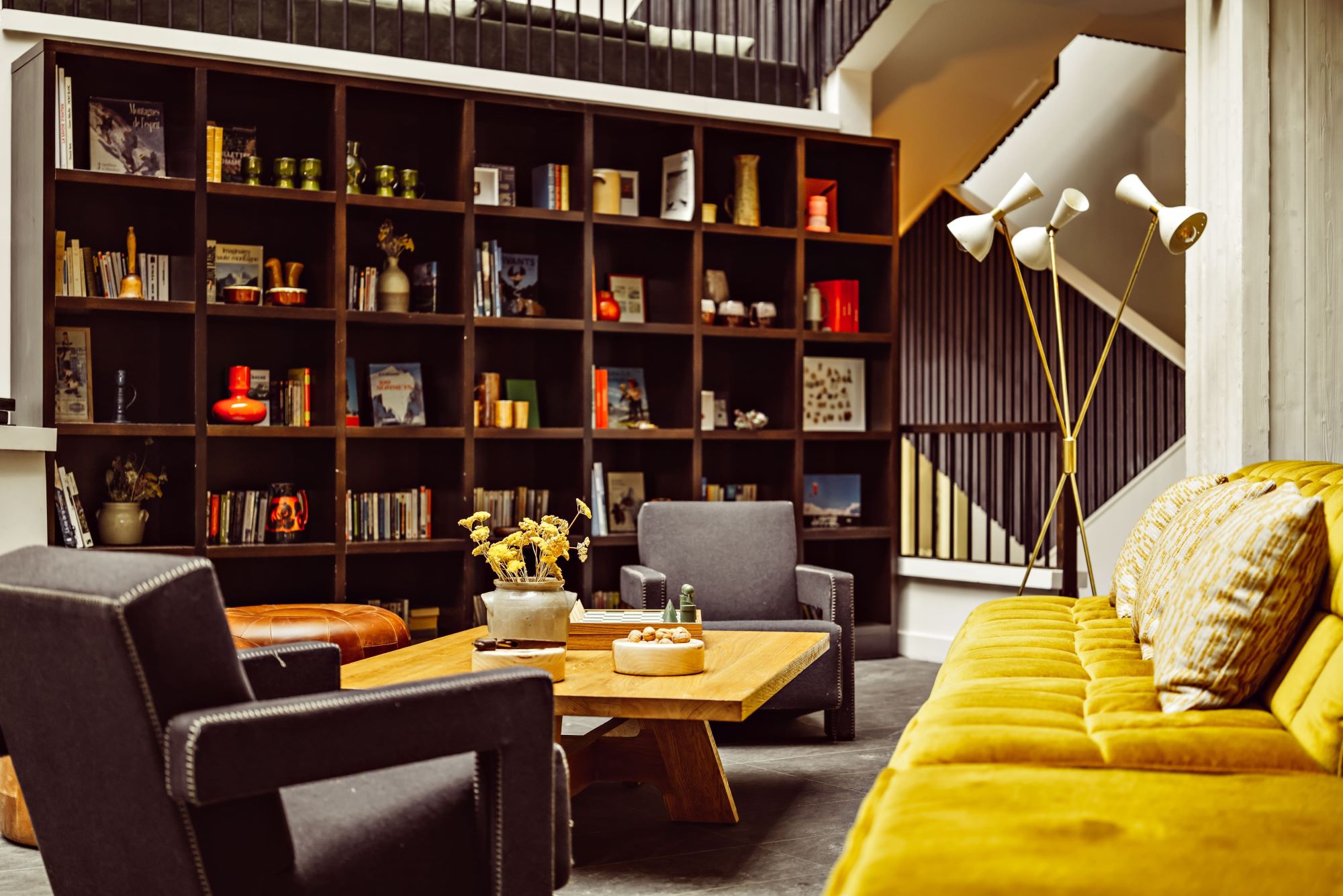 Espace lounge et bibliothèque de l’hôtel Le Val Thorens