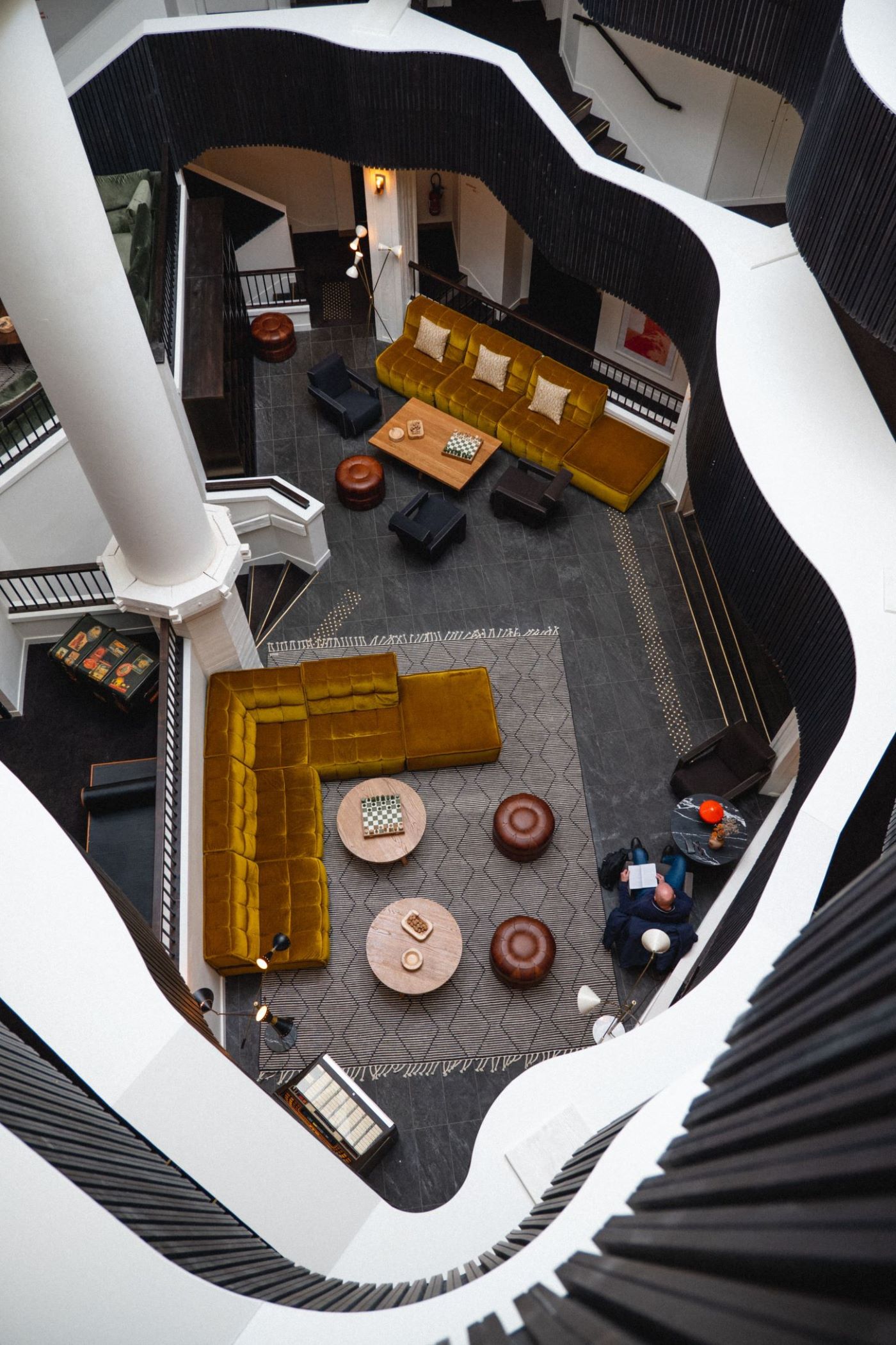 Vue aérienne du lobby design de l’hôtel Le Val Thorens