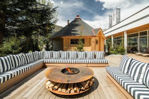 Un espace extérieur cosy pour des moments conviviaux en toute saison.