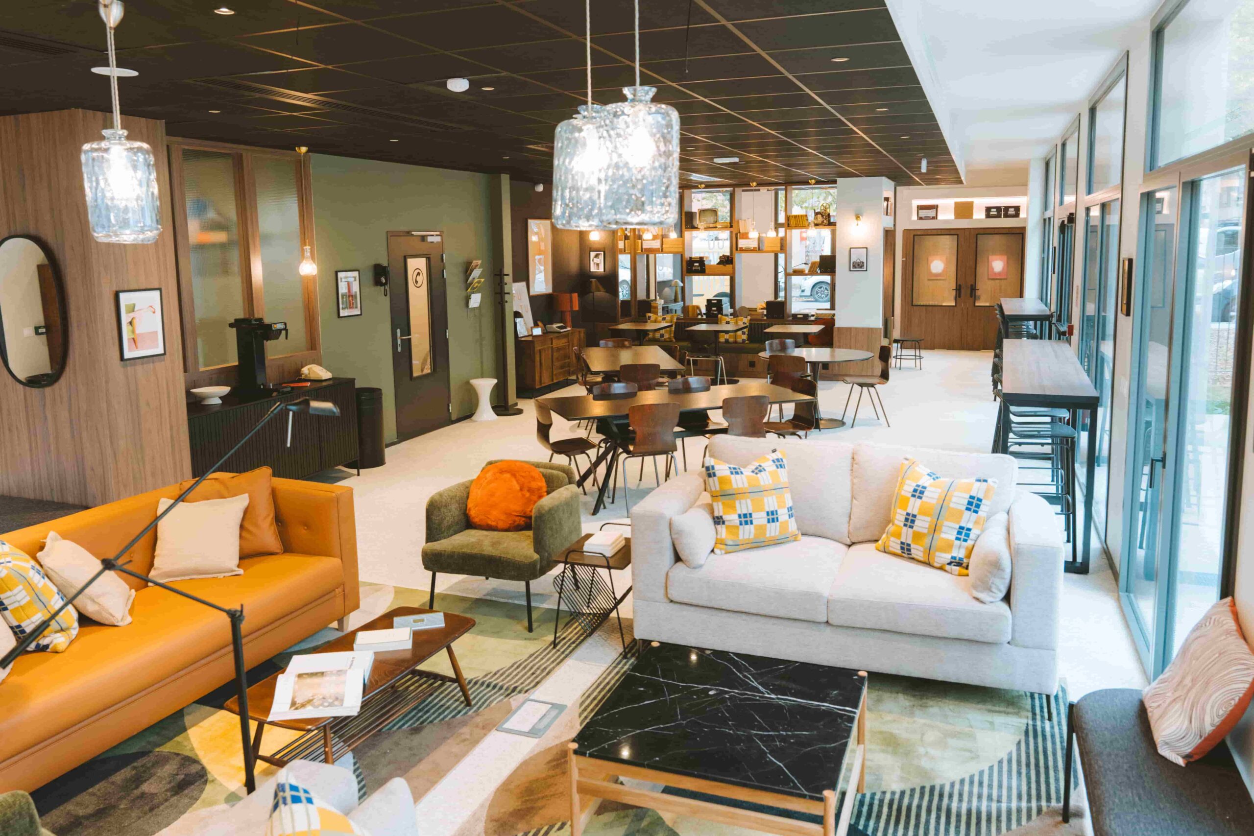 Salon et espace détente de l’Hôtel Bikube