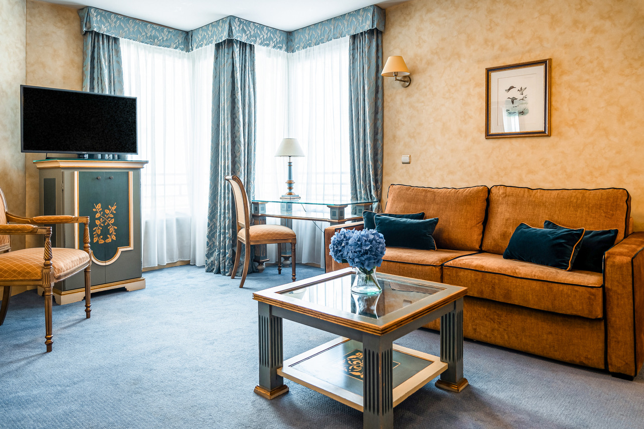 Salon spacieux d’une suite à la Villa Beaumarchais