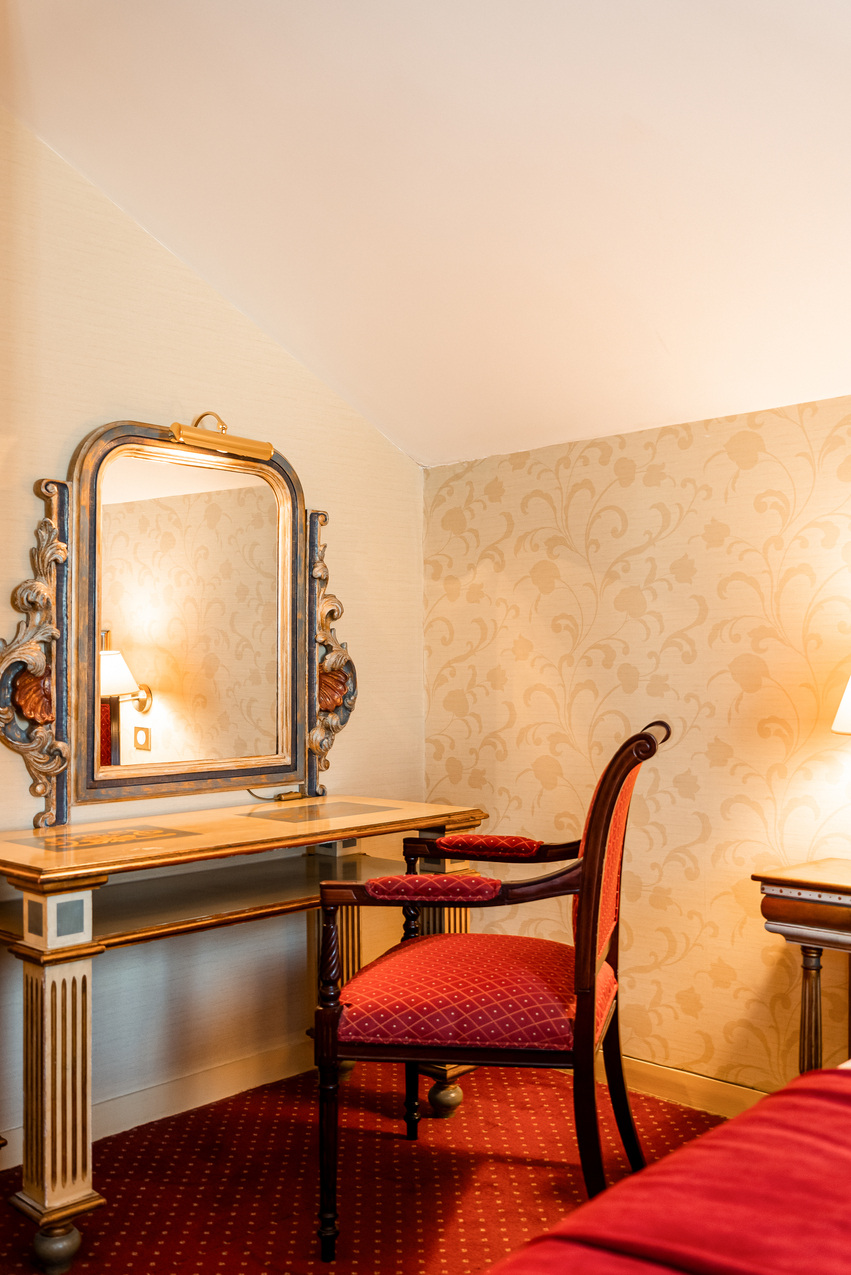 Bureau et coiffeuse dans une chambre de la Villa Beaumarchais