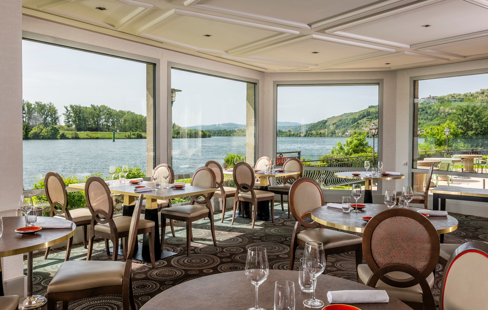 Salle de restaurant du Beau-Rivage Hôtel avec vue lac