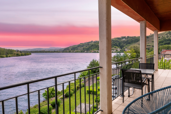Terrasse du Beau-Rivage Hôtel avec vue sur le lac d’Annecy