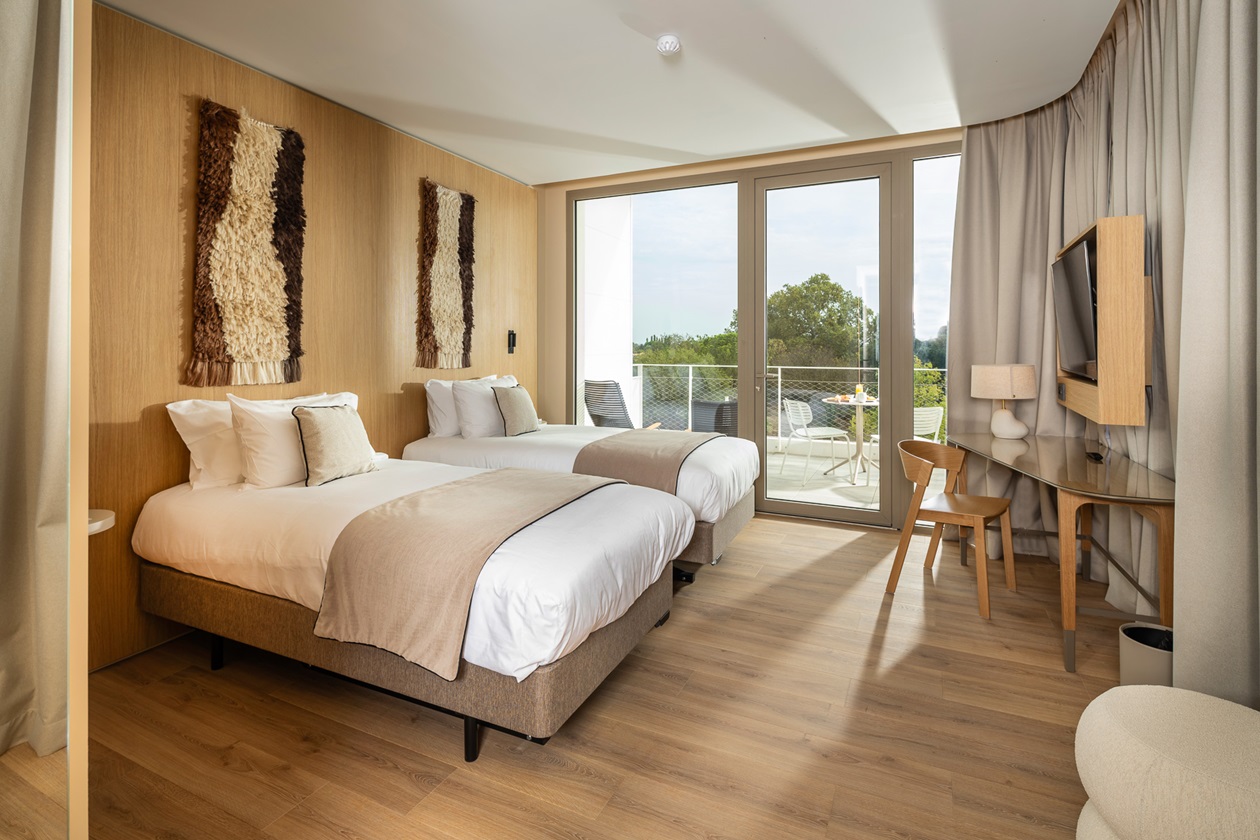 Chambre twin moderne Horizon Resort Massane pour séminaire résidentiel