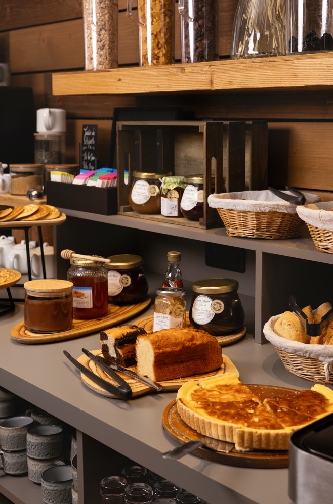 Buffet petit-déjeuner dans un cadre chaleureux.