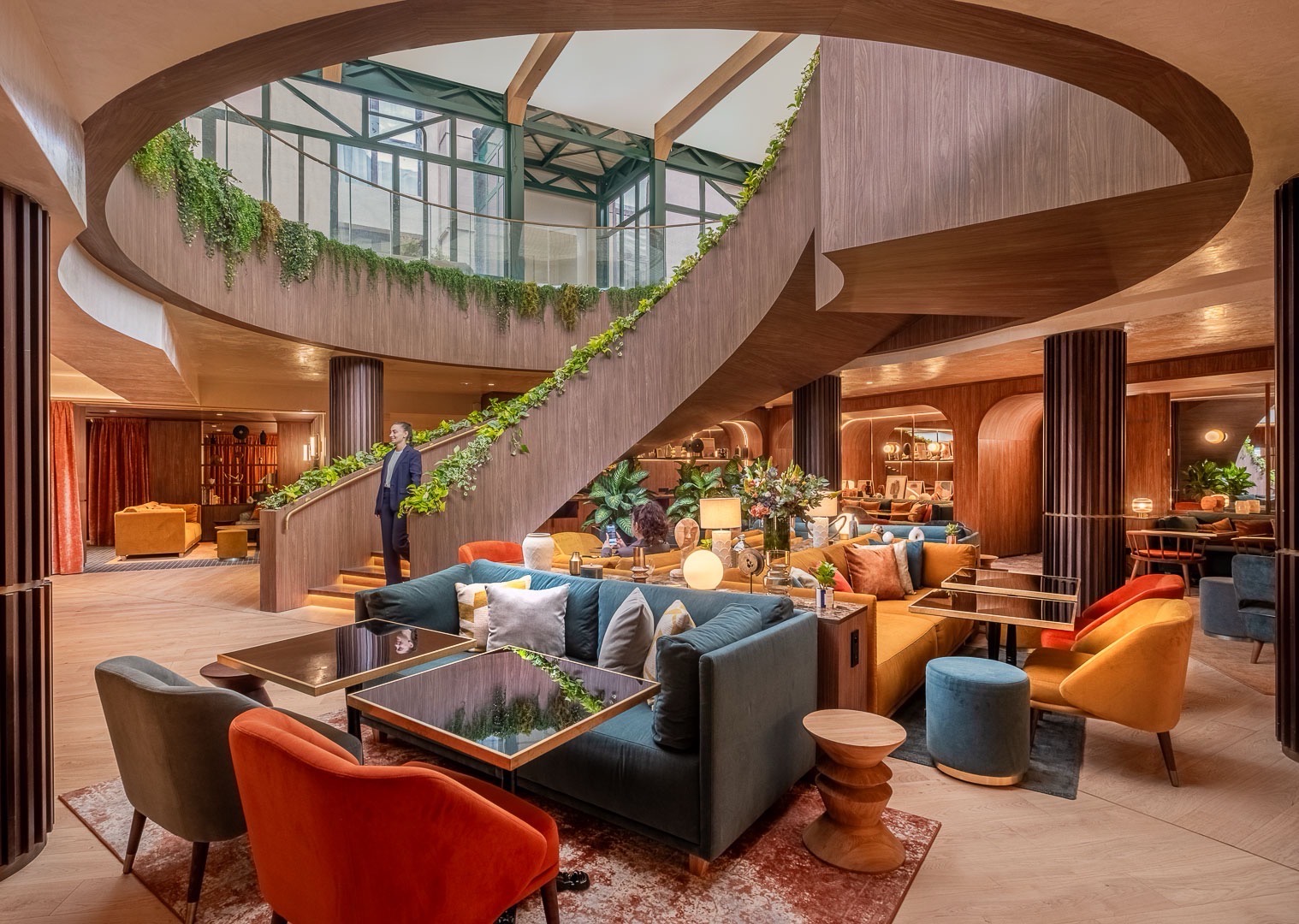 Atrium lumineux avec espace lounge – Hotel Burdigala