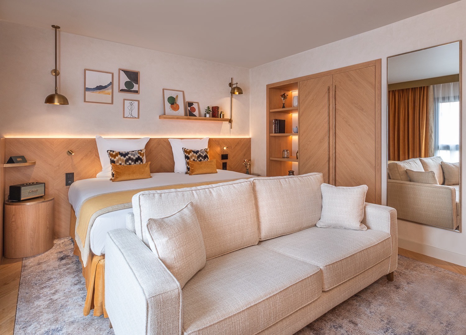 Suite de l’Hôtel Burdigala Bordeaux avec espace salon.