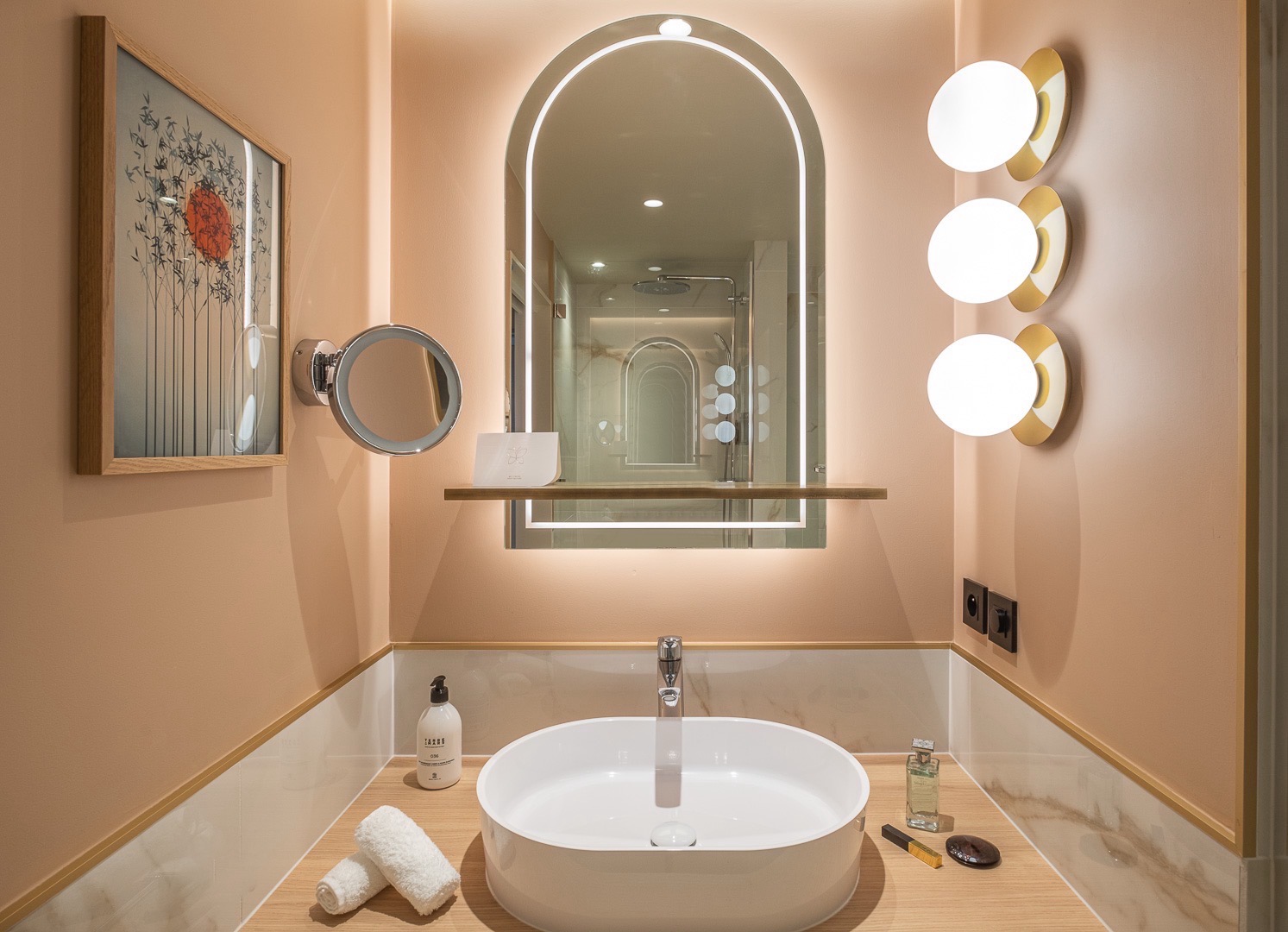Salle de bain moderne avec baignoire – Hotel Burdigala Bordeaux.