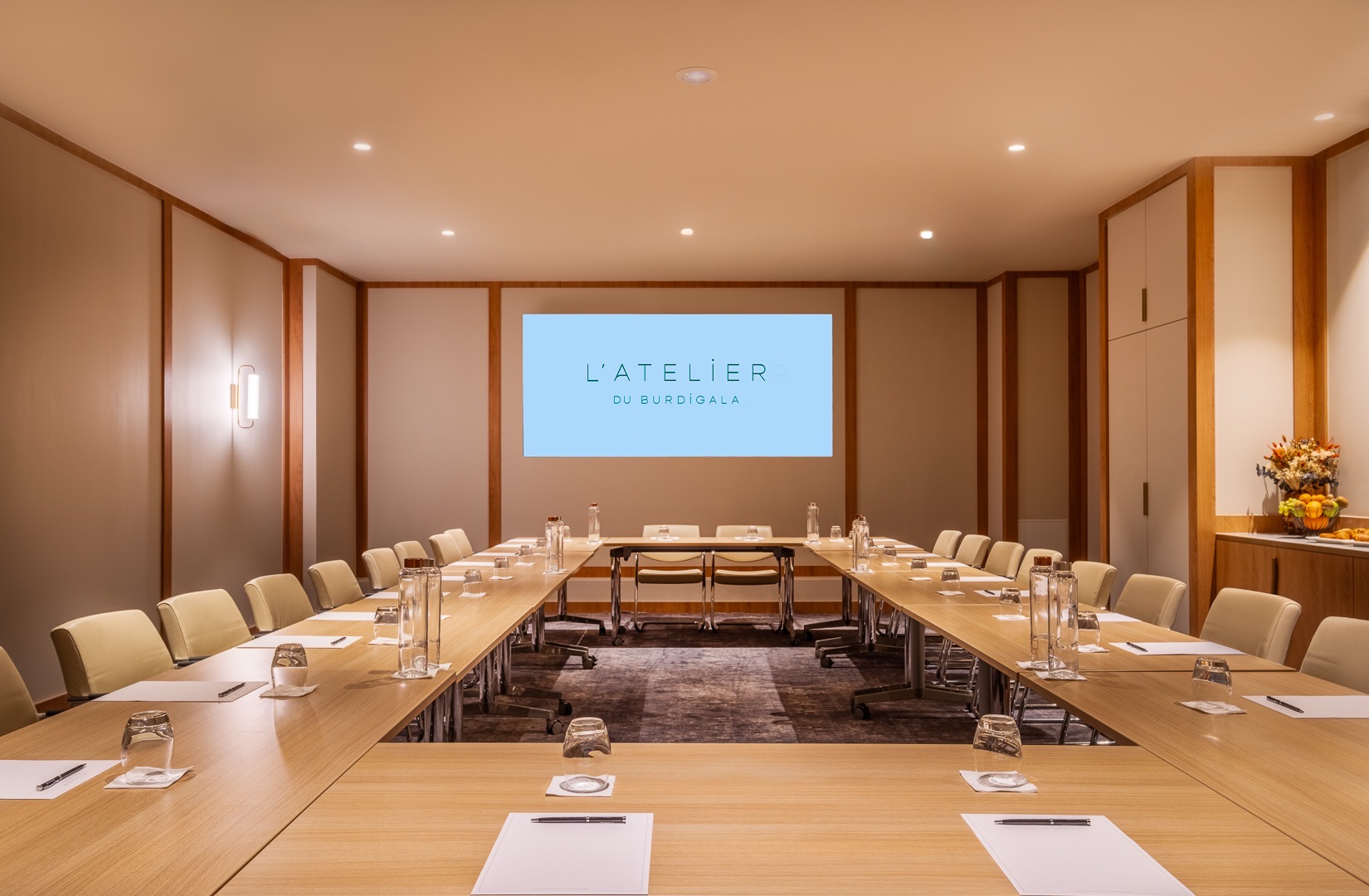 Salle de séminaire en U à l’Hotel Burdigala