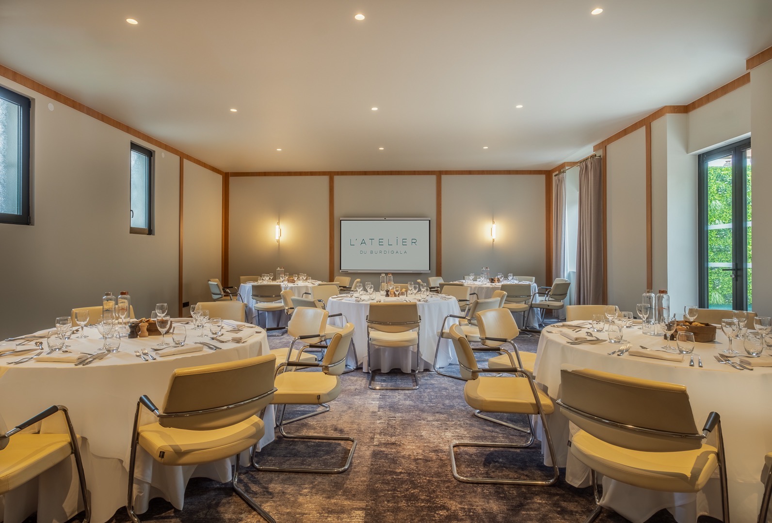 Salle de séminaire en disposition banquet à l’Hotel Burdigala