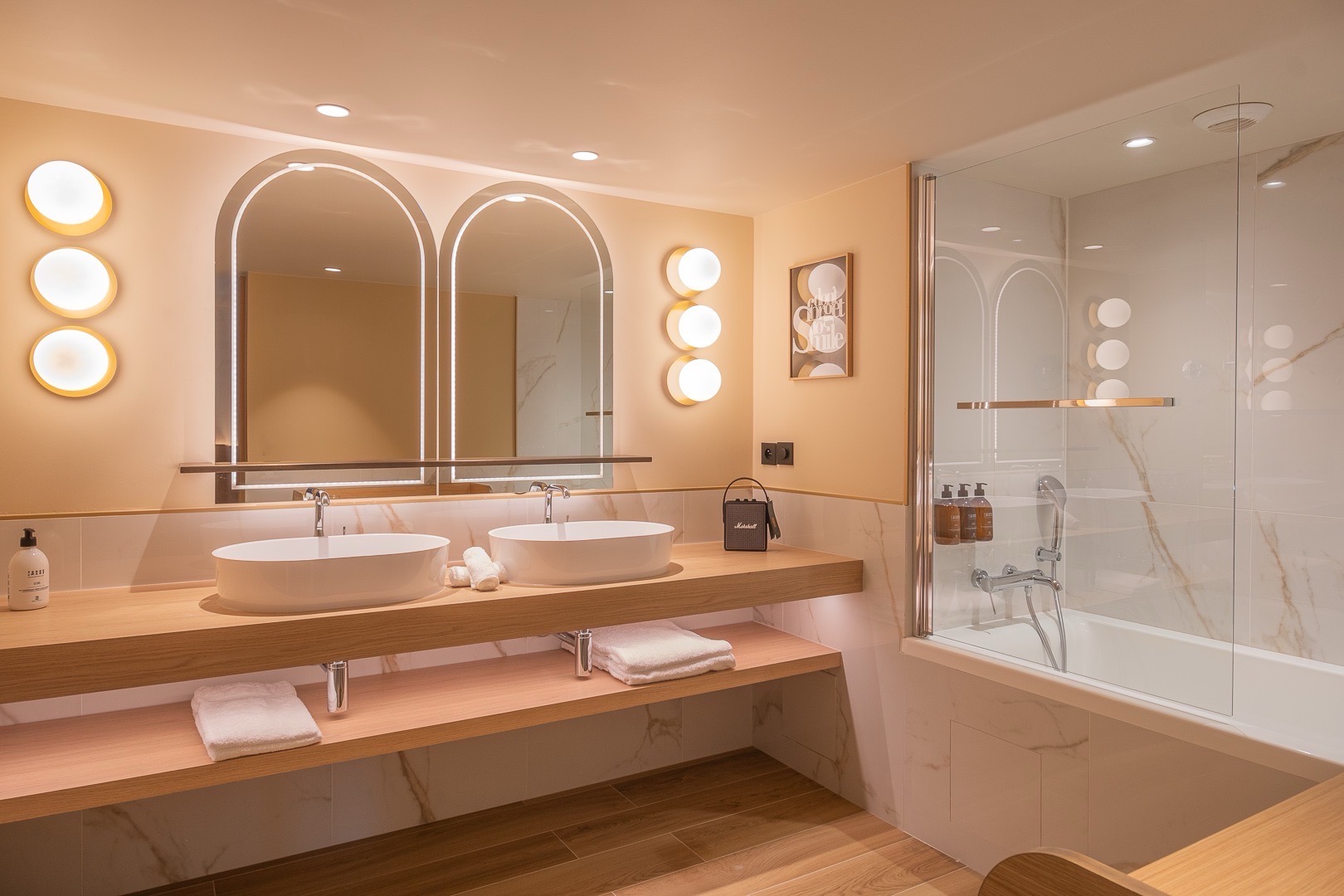 Salle de bain avec double vasque et douche à l’italienne – Hotel Burdigala Bordeaux.