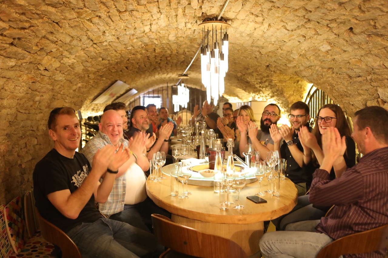 Groupe d’entreprise en dégustation au caveau de l’Hôtel Le Cep