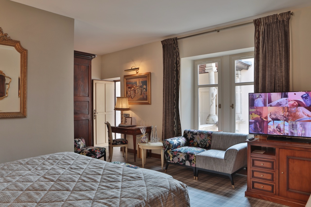 Chambre double confortable et lumineuse à l’Hôtel Le Cep à Beaune