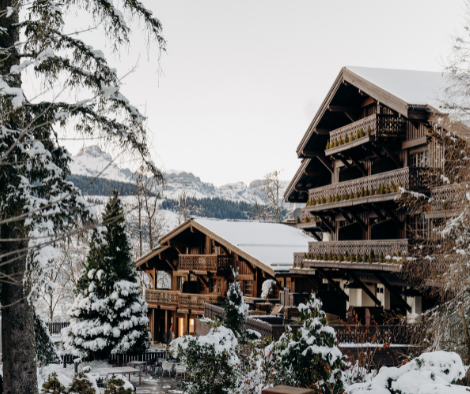Vue générale des chalets dans la neige à Megève