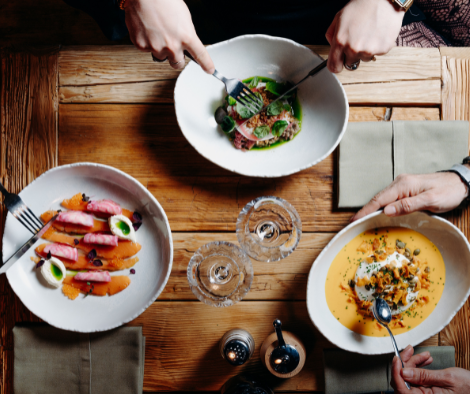 Repas gastronomique dans un restaurant de montagne