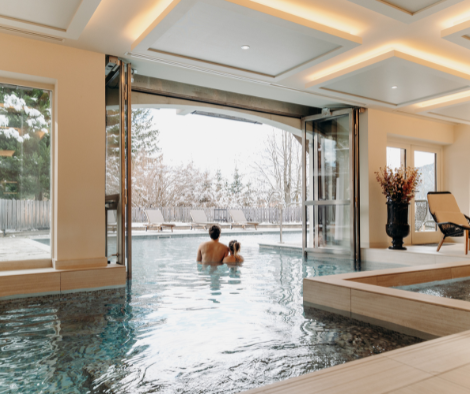 Piscine intérieure-extérieure aux Chalets du Mont d'Arbois à Megève