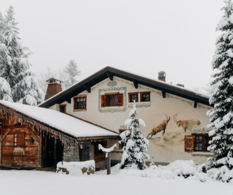 Chalet avec fresque murale et neige aux Chalets du Mont d'Arbois à Megève