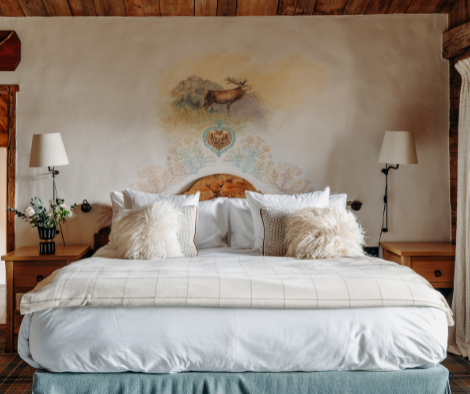 Chambre cosy avec fresque murale aux Chalets du Mont d'Arbois à Megève