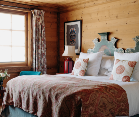 Chambre chaleureuse en bois avec lit double aux Chalets du Mont d'Arbois à Megève